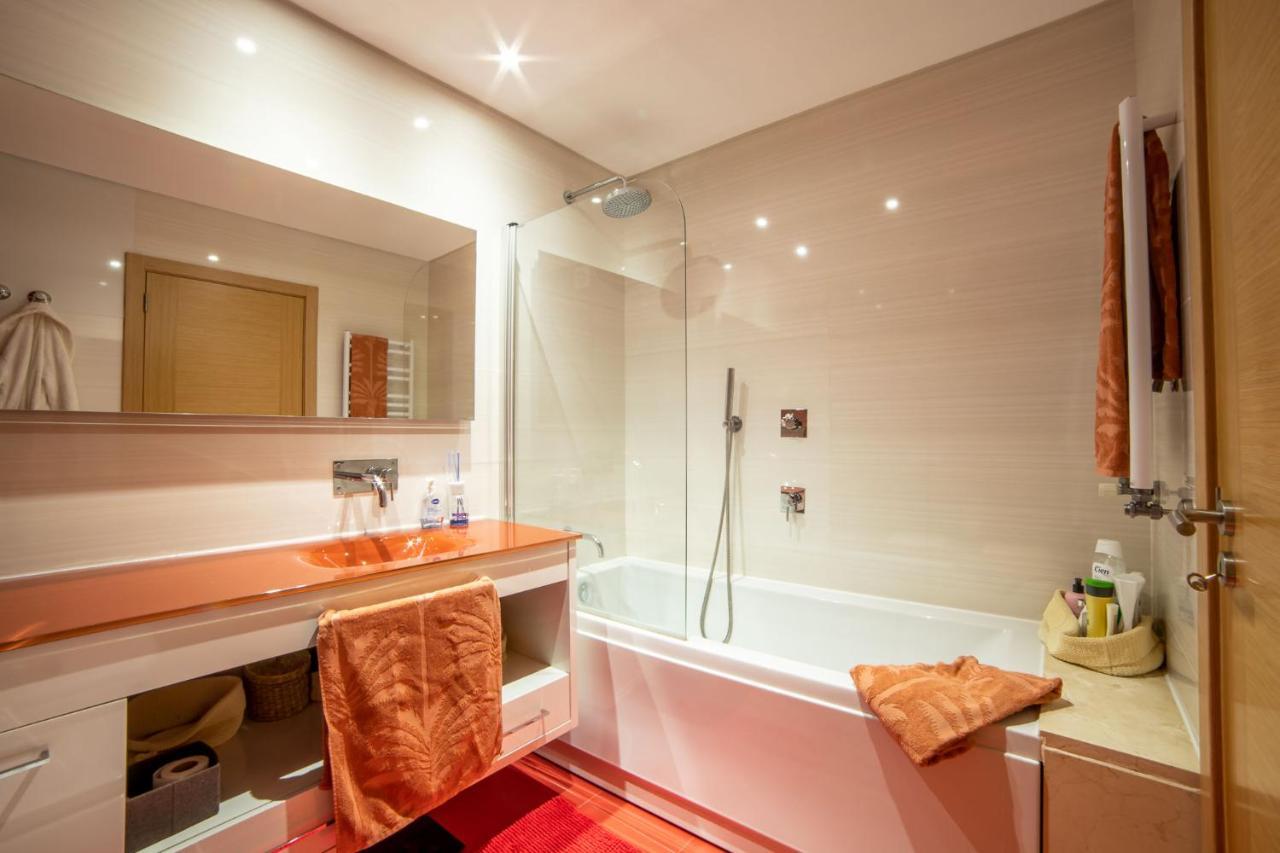 Lovely Apartment Near Airport And Nations Park, With Garage โลวเรส ภายนอก รูปภาพ