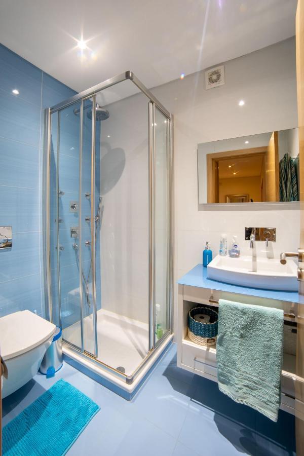 Lovely Apartment Near Airport And Nations Park, With Garage โลวเรส ภายนอก รูปภาพ